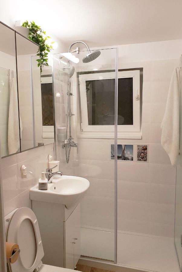 Central Stylish & Cozy One Bedroom Apartment - Adela Accommodation - Ideal For Long Stays بوخارست المظهر الخارجي الصورة